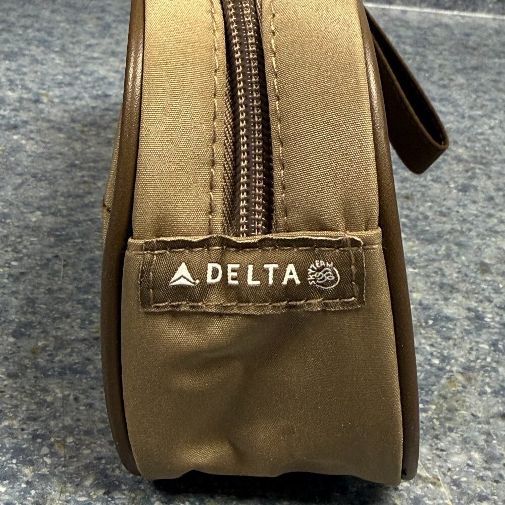VINTAGE Delta Airlines Business Amenity  Bag Brown Toiletry Travel Eye mask/sock